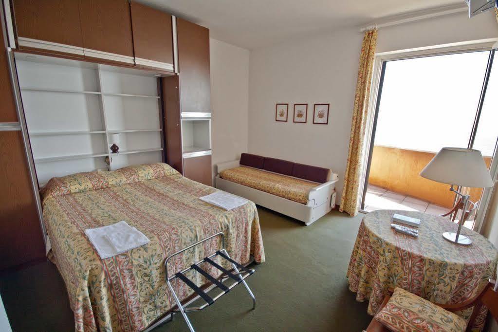 Hotel Funivia Laveno-Mombello Bagian luar foto