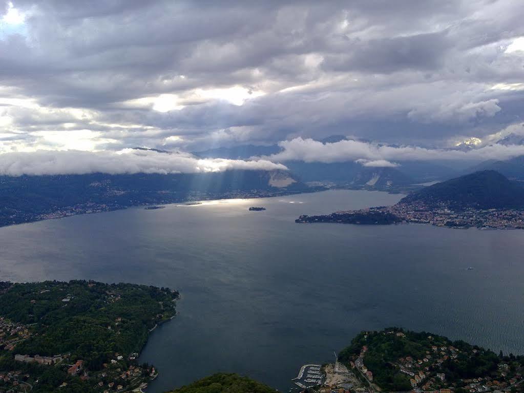 Hotel Funivia Laveno-Mombello Bagian luar foto